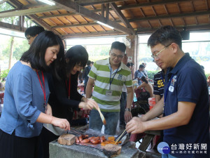 未婚聯誼搶搭中秋烤肉熱潮，讓單身男女在草地上大辦烤肉趴。（圖／民政局提供）