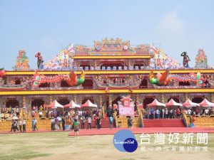 大甲鎮瀾宮假大甲體育場新搭巍峨祭壇，安座湄洲媽祖與萬尊神像，舉辦隆重「四海平安」祈福大典。