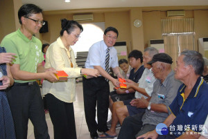 彰化市長邱建富會同大通電子公司總經理王寶雍(左2)發放中秋節慰問金給獨居長者與特殊境遇家庭。