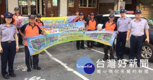 北港警方以遊行方式沿途向民眾進行反詐騙及犯罪預防宣導。（記者陳昭宗拍攝）