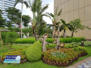 充滿童趣中秋造景　巨大柚子、玉兔吸睛