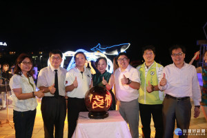 布袋海風長堤夜景點燈 張縣長打扮懷舊上海風呈現光影風華