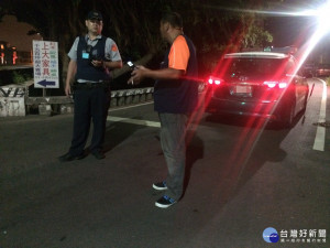 中秋過節出車量少無車可叫，員警貼心服務護送民眾返家。

