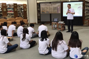 長榮大學舉辦DD-thon直直松活動，校長李泳龍期勉學生多多利用圖書館資源。