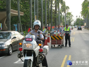 中興警分局出動警力在省府路進行交通疏導。
