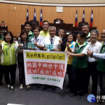 預祝世中運申辦團能夠申辦成功，民進黨團多位議員致贈馬卡龍甜點為教育局長高安邦加油打氣。