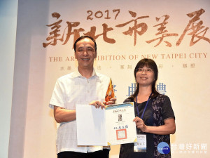 朱立倫頒獎表揚新北獎首屆得主為水墨類第一名得主蘇家芬女士。（圖／記者黃村杉攝）