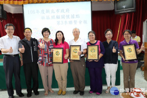 張錦麗局長〈左3〉頒贈據點之光給4個獲金點獎入圍的社區  持獎牌者左起邱秀蘭、許山英、黃寧秋、謝從慧。（圖／記者黃村杉攝）