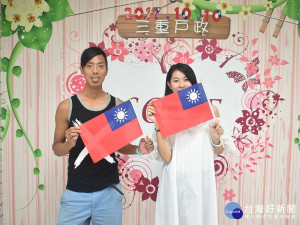 在三重戶所登記結婚的新人陳先生指算命師父說國慶日的日子最好，因此，特地選擇國慶日登記。（圖／記者黃村杉攝）