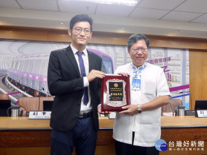 航見科技有限公司勇奪「普頌德科獎」表現優異，桃園市長鄭文燦特別頒發獎牌鼓勵。