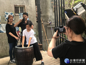 新北校園廣告人世新大學與師範大學組成的參賽團隊，深入新北拍攝三峽特有的藍染文化