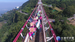 太平國小竹樂團登上太平雲梯演出，迎接高雄市城鄉共學夥伴獅湖國小師生