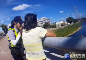 女子欲跳河尋短  南崁警急救援