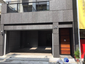 可透過高雄厝申請，合法於屋前建造一層室內空間。（圖／記者何沛霖攝）