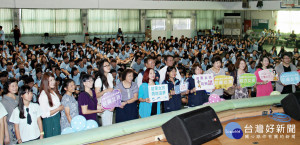 台灣女孩日宣導活動近千名學生熱情參與，場面熱烈。（記者許素蘭／攝）