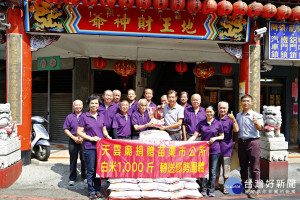 天雲廟捐贈千斤白米給苗栗市弱勢家庭。（記者許素蘭／攝）