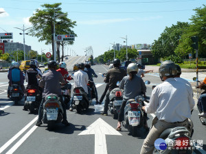 今年高雄市將以「機車、高齡者、大型車」等族群作為交通事故防制重點對象，展現維護交通安全的決心。（圖／記者潘姿瑛攝）