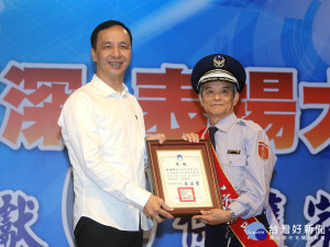 市長朱立倫頒獎表揚122位服務滿20年以上的資深民防、義警、義交、義刑人員。（圖／記者黃村杉攝）