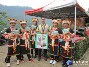 瑪夏區戶政所設行動戶政所，讓居民體會到市府各項新創便民措施。（圖／記者潘姿瑛攝）