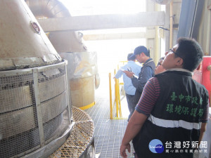 圖說：台中市府環保局在接獲民眾報案後前往台肥公司稽查，確認大量含有氮氧化物的黃色煙霧排放於大氣中，並依法開罰。（圖/臺中市政府環保局）