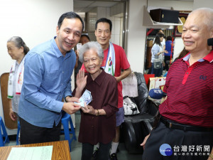 市長朱立倫由社會局長張錦麗陪同到永和關心長輩領取禮金情形，並揪在場的長輩一起動健康。（圖／記者黃村杉攝）