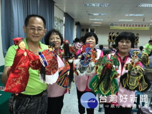安農家政成果觀摩會，大安農會總幹事蔡建宗高興的與媽媽們把玩學習製作的台灣傳統布袋戲木偶。（記者陳榮昌攝）