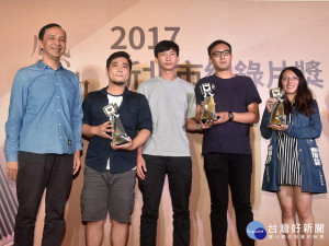 市長朱立倫出席紀錄片頒獎典禮，頒第一、二、三名獎項，鼓勵更多年輕朋友投入紀錄片的工作。（圖／記者黃村杉攝）
