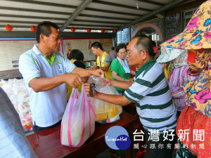 鄉民代表王溪邊爭取天聖宮順濟媽祖會等善心團體物資，用愛造福口湖鄉內的弱勢家庭。（記者陳昭宗拍攝）