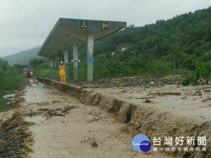 針對近日豪雨造成的農業災情，行政院發言人徐國勇今（16）日表示，行政院已啟動相關輔助措施，中央政府將全力協助地方政府進行災後復原工作。（圖／翻攝自台鐵臉書）