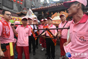 08-2017彰化縣媽祖聯合遶境祈福起駕，縣長魏明谷與仁和宮主委彭順週扶轎出發。