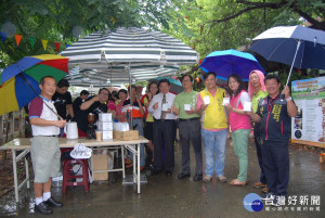音樂咖啡嘉年華-野餐派對活動微雨中進行別有一番趣味。