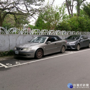 圖:大溪老城區機車停車格不足，市議員陳治文服務處人員等前往會勘，將把兩佪汽車停車格廢除，解決騎士停車困擾。(記者陳寶印攝)