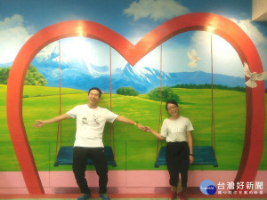前金戶政請來專業彩繪團隊，設計象徵「幸福、甜蜜」愛心鞦韆圖案，供民眾合影留念。（圖／記者潘姿瑛攝）
