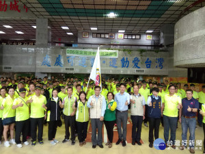 桃園市政府副市長游建華為參加106年全國運動會的桃園代表隊選手授旗。