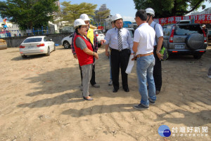 市長邱建富現勘萬安臨時停車基地聽取闢建廠商的工程進度說明。