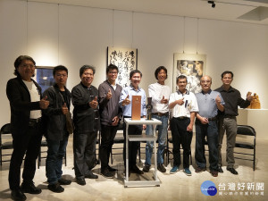 彰化縣第18屆磺溪美展，文化局長陳文彬與獲得首獎的八位老師。