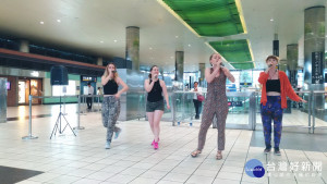 由四位女生組成的的芬蘭混聲樂團「Tuuletar」，首度在高鐵桃園站獻唱。