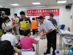 左營區公所推動歡喜呷百二，長輩共餐活動。（圖／記者郭文君攝）