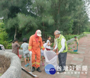台塑六輕麥管部副總陳文仰率廠內員工與協力廠商響應公所環境清潔活動，盼營造乾淨美麗家園。（記者陳昭宗拍攝）