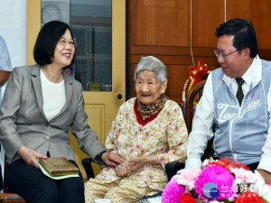 總統蔡英文在桃園市長鄭文燦的陪同下，慰訪有「平鎮第一助產士」之稱的101歲人瑞謝林霞妹。