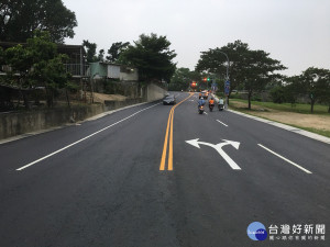 仁武區仁勇路危險陡坡改善完成。（圖／記者何沛霖攝）
