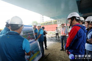 市長朱立倫20日視察柑城橋拓寬及其引道改建工程。（圖／記者黃村杉攝）