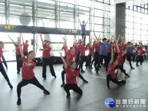 文華高中學生在高鐵站演出。林重鎣攝 