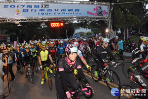 投139自行車百K挑戰賽21日清晨出發。