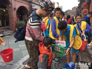 發票銳減　學生上街募發票幫助弱勢植物人
