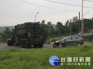 新北市新店區今日（23）上午11點左右，傳出一輛載運飛彈的軍車疑似在轉彎時與後方小客車發生擦撞意外，（圖／翻攝自「爆料公社」臉書）