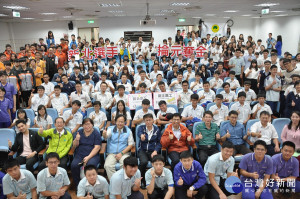 副局長蔣偉民於三重商工授旗典禮上勉勵所有參賽選手，能以最佳狀態挑戰自我。（圖／記者黃村杉攝）