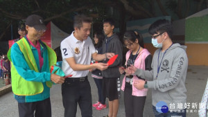 水湳里重陽敬老　贈禮長者+頒學子獎勵金