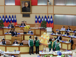 民進黨新北議會黨團總召集人林秀惠議員、副總召集人廖本煙及何淑峰、鄭金隆、陳永福等議員進行市政總質詢。（圖／記者黃村杉攝）