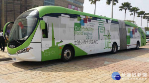 全台第一輛雙節式低地板電動巴士正式上路。（圖／記者何沛霖攝）